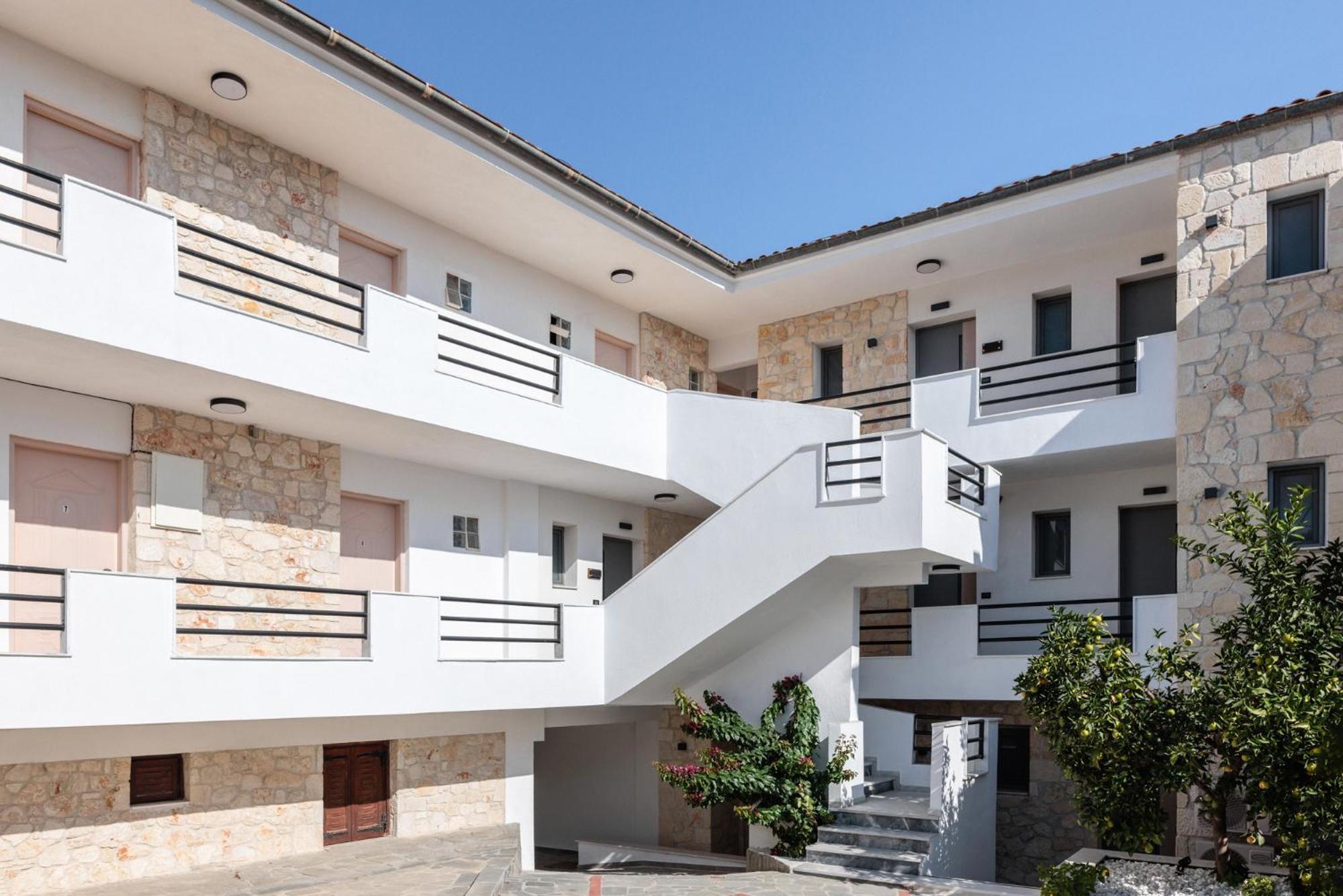 Amalthia Luxury Suites Полихроно Екстериор снимка
