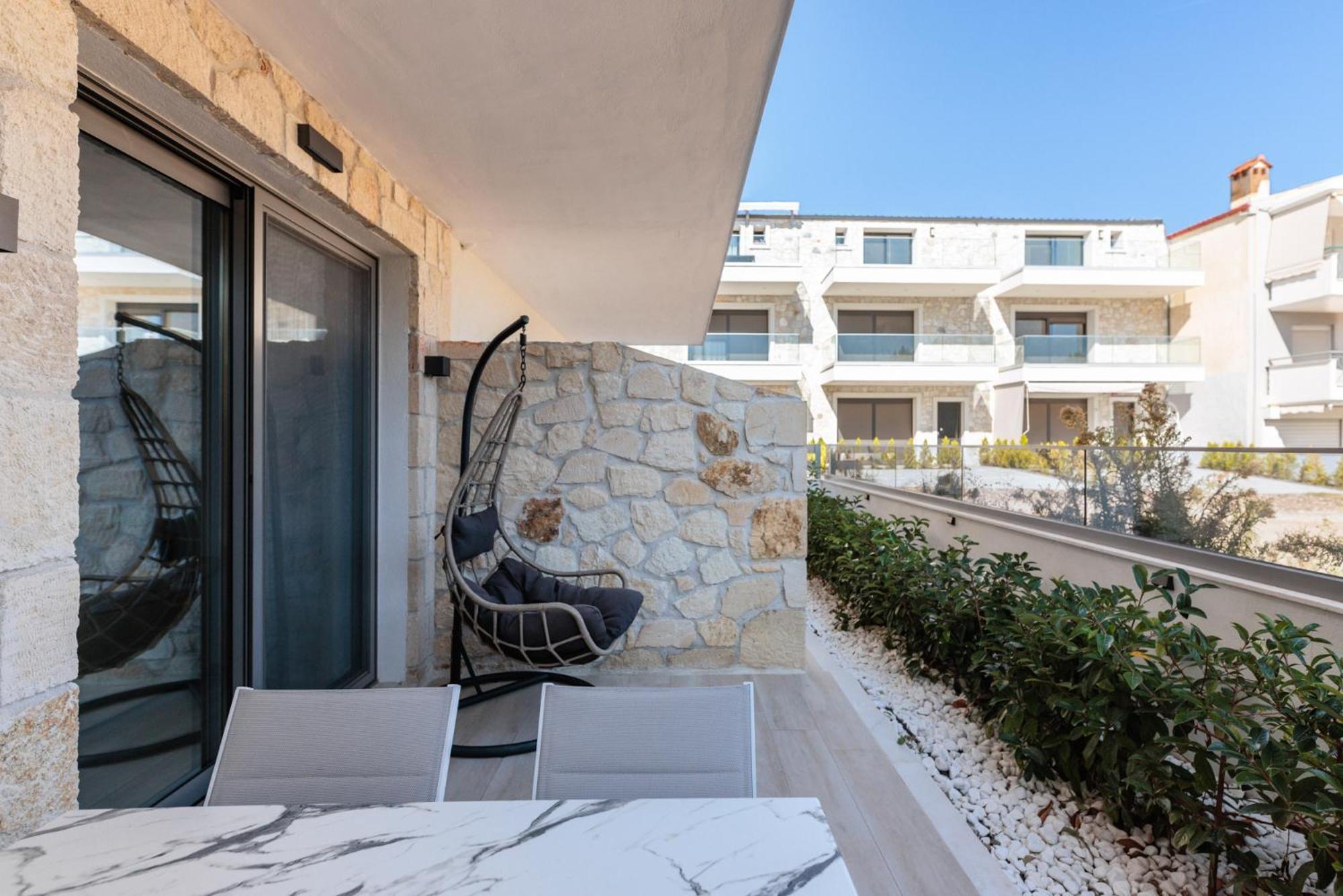 Amalthia Luxury Suites Полихроно Екстериор снимка