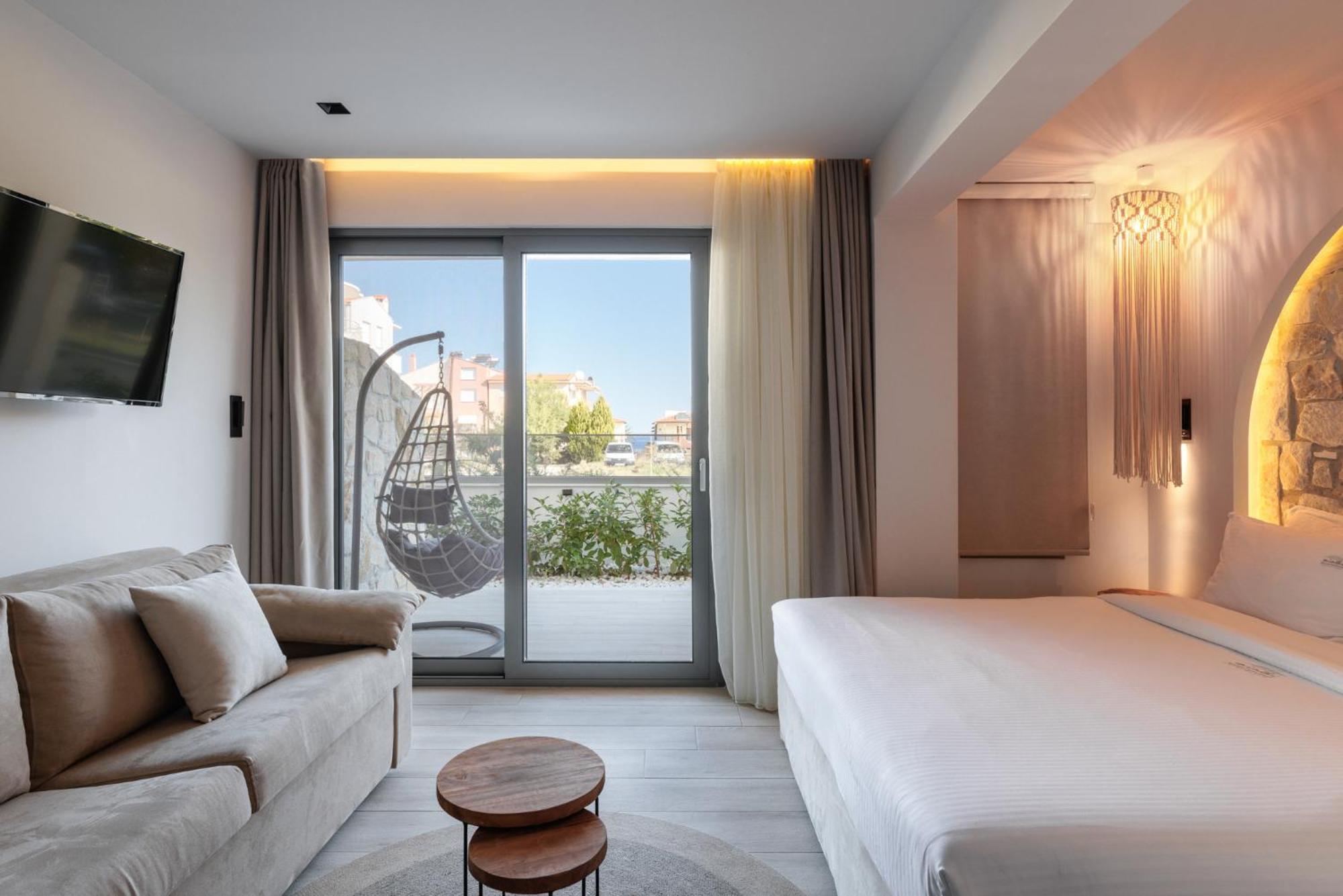 Amalthia Luxury Suites Полихроно Екстериор снимка