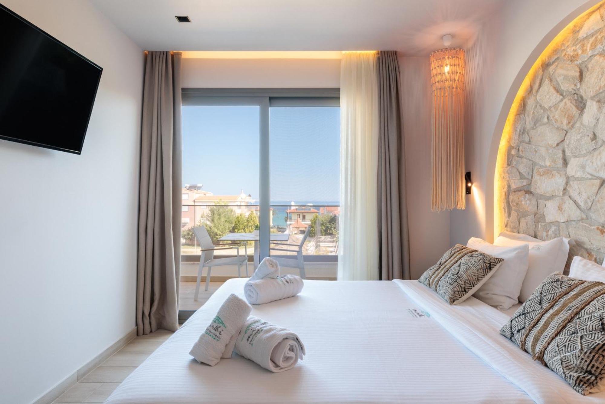 Amalthia Luxury Suites Полихроно Екстериор снимка